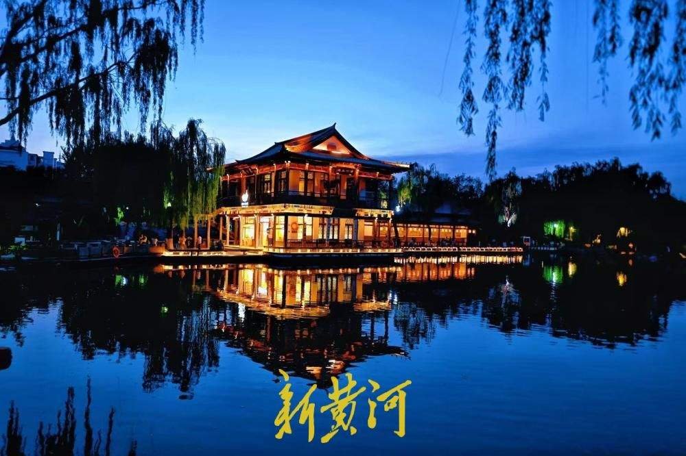 一年四季 泉在济南｜夜游龙潭赏清泉，古阁流光醉泉城