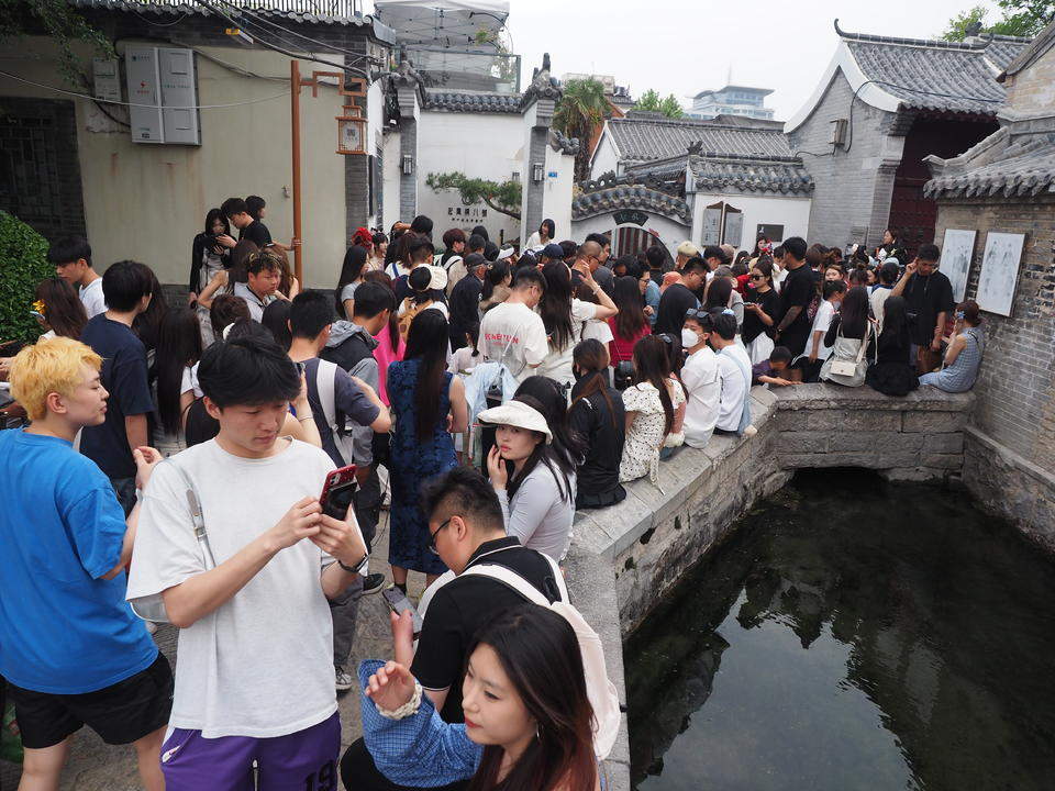 济南老城的起凤桥“堵车了”，五一假日每天数千人打卡很热闹