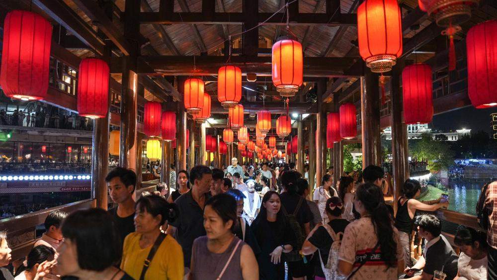 灯火映长假 夜游释放假期经济新潜力