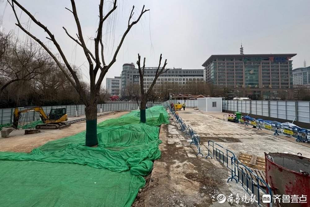 济南泉城广场智慧停车场开工建设，广场西北角将建人行地下通道