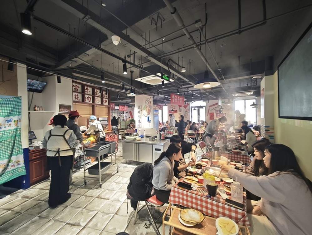 记者实探“被上千网友挽留”的济南一火锅店：30余座全坐满，不少顾客排队等待