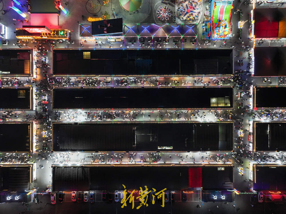 “财神”夜游送福 烟火环联喜开年