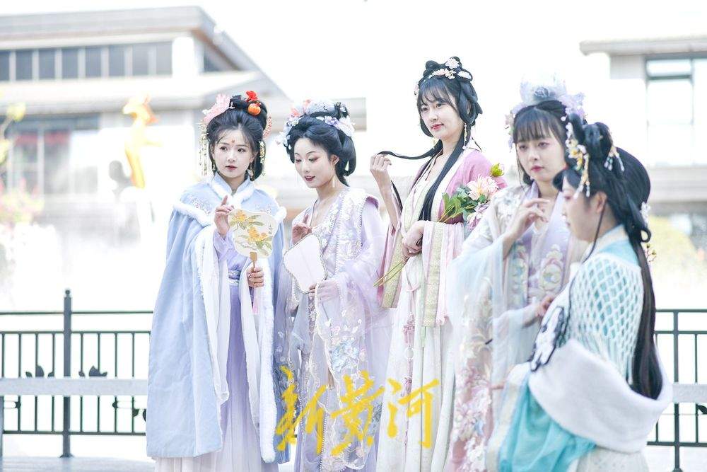 济南“如梦令宋词主题演艺乐园”开启汉服巡游,再现千年风雅
