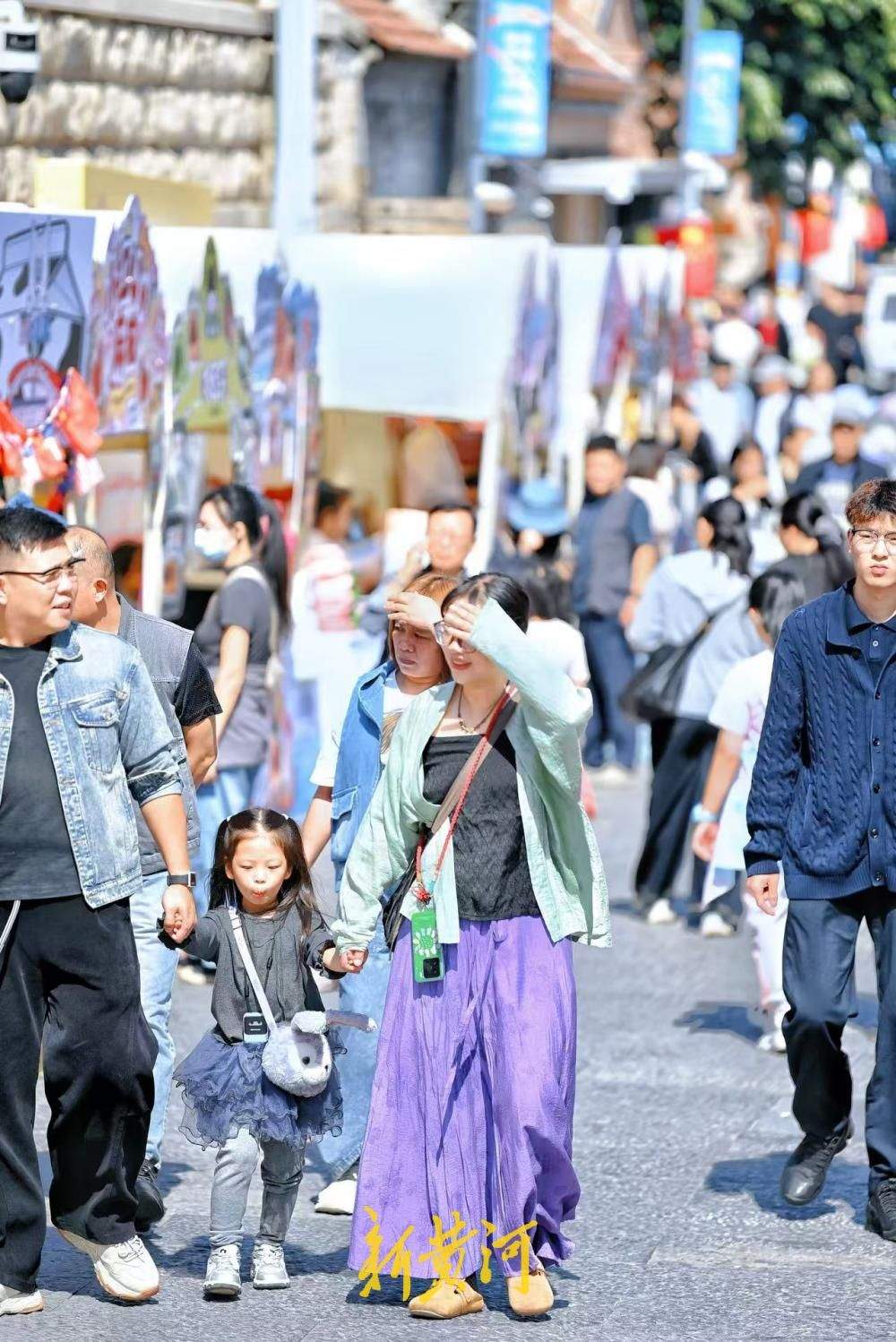 济南百年上新街游人如织，国庆假期成亲子游好去处