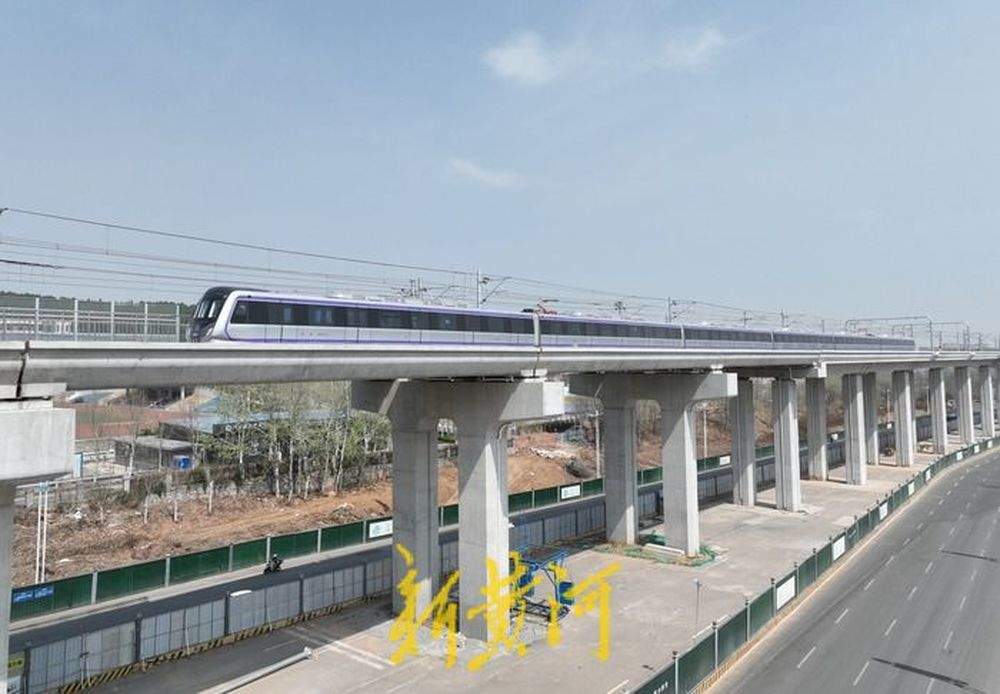 济南轨道交通8号线开始热滑，每节车厢都有充电口，最快速度100km/h