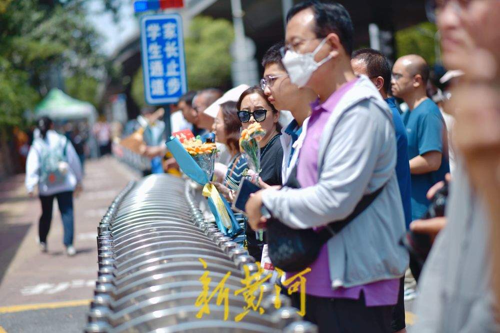 高考最后一天，家长用行动诠释无声的爱与守候