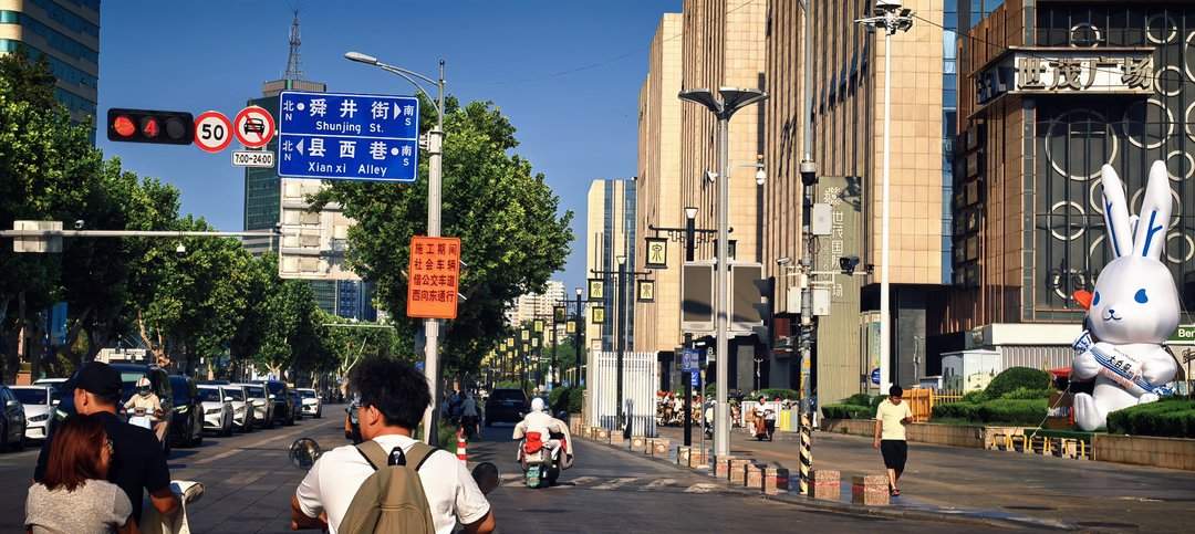 济南泉城路西段已开始人行道修整！非机动车和行人暂时可借道通行