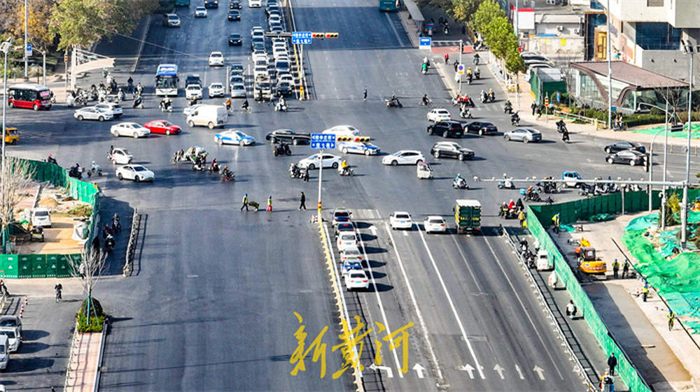 地铁施工围挡拆除，经十路“变宽”了