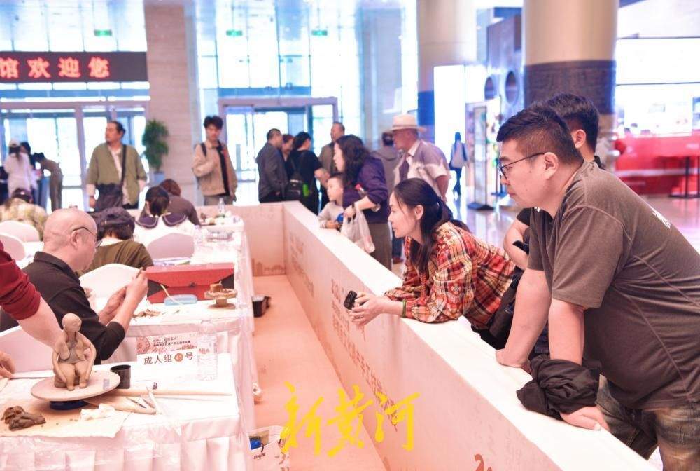 大厅里赛非遗 围观中见传承