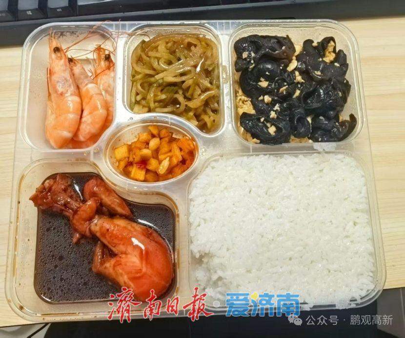 不少打工人迎来“幸福的烦恼”——星级酒店“摆摊”,午饭吃哪家?