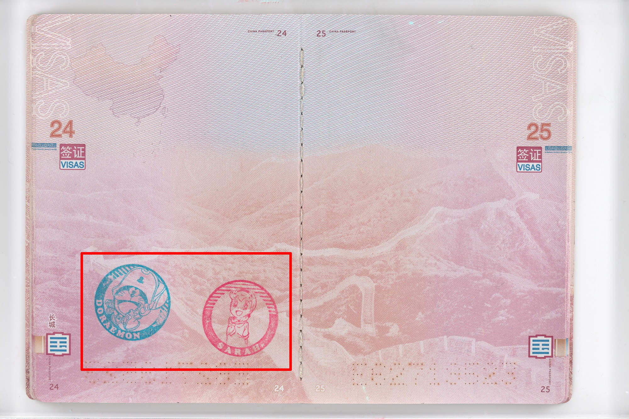 孩子在护照上盖“哆啦A梦”，妈妈出入境时被拦下