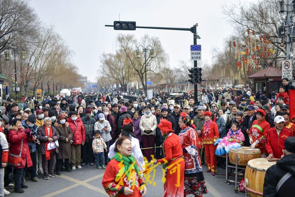 “泉”在济南过大年｜明湖市集成春节旅游新热点，周边居民敲锣打鼓献艺助兴