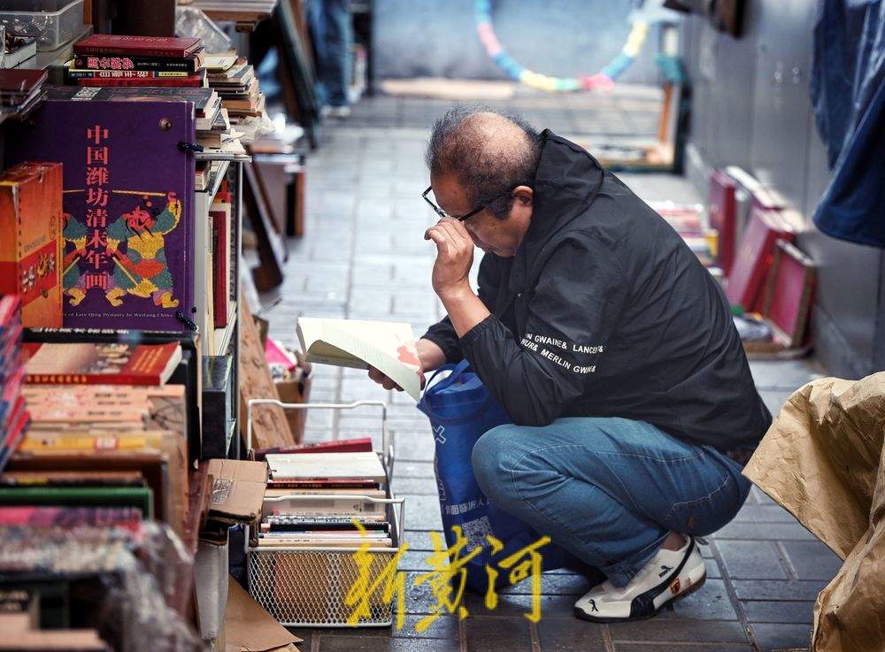 一年四季 泉在济南丨济南中山公园书香浓郁，市民游客热情“淘宝”