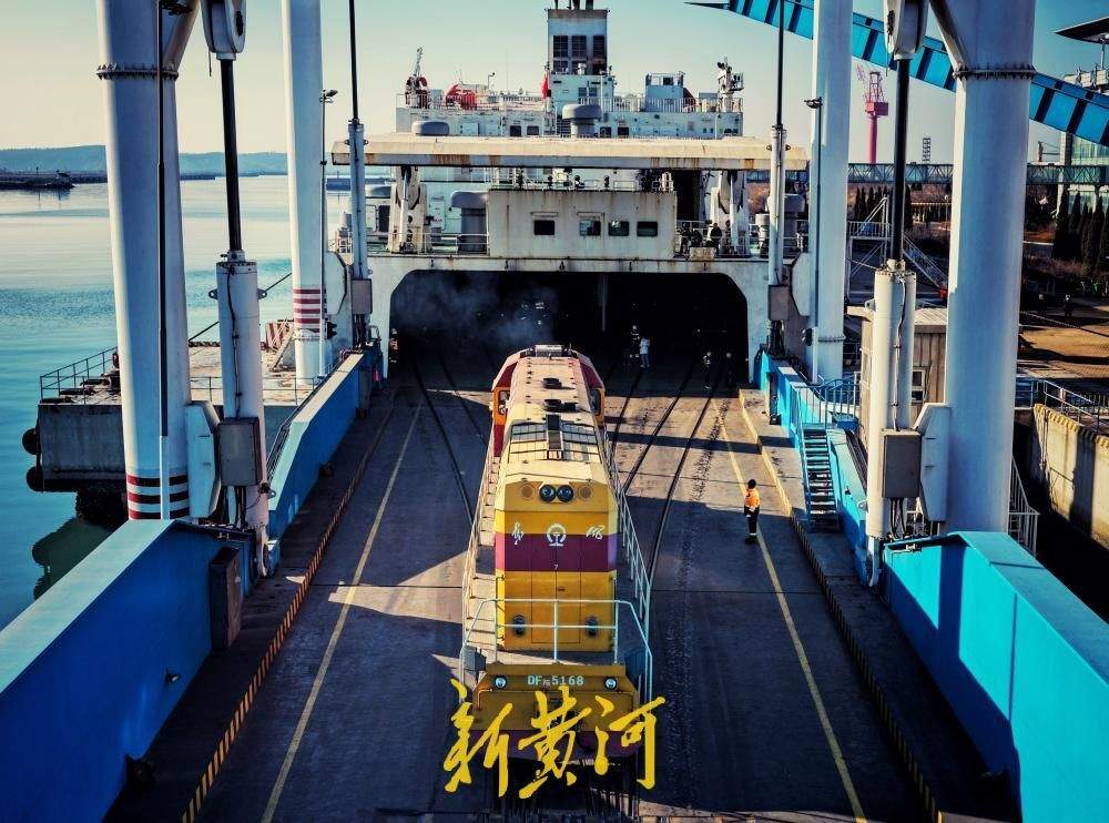 渤海海峡上演碧波上的春运