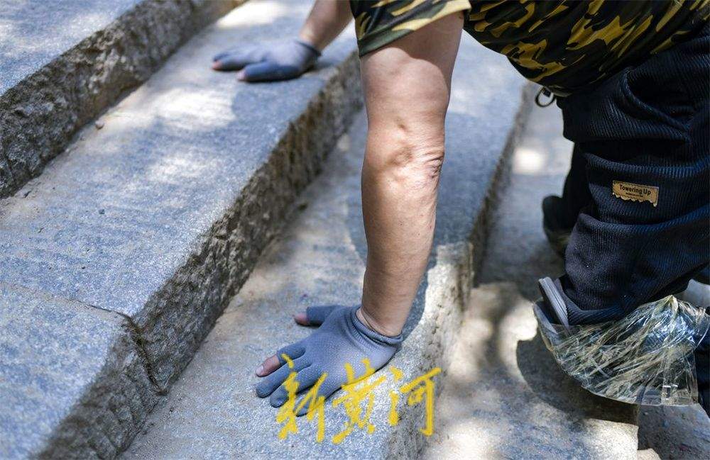 “无腿行者”高温下攀登泰山，他用双膝丈量生命高度