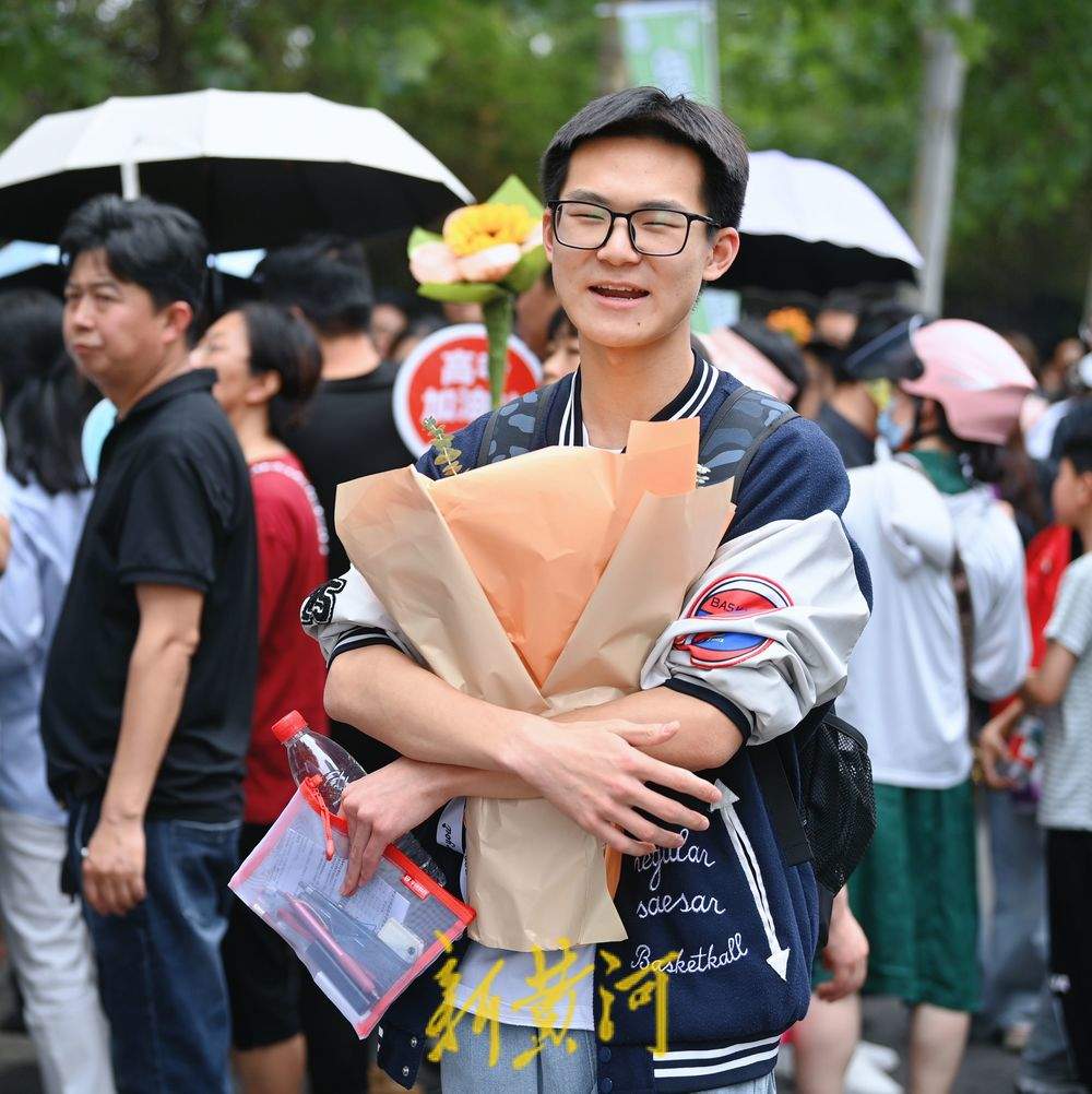 仪式感满满 高考首场考试结束 家长手捧花束送祝福