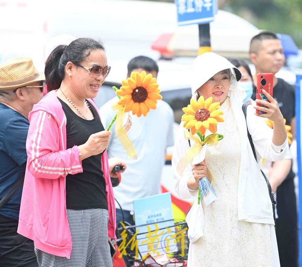 仪式感满满 高考首场考试结束 家长手捧花束送祝福
