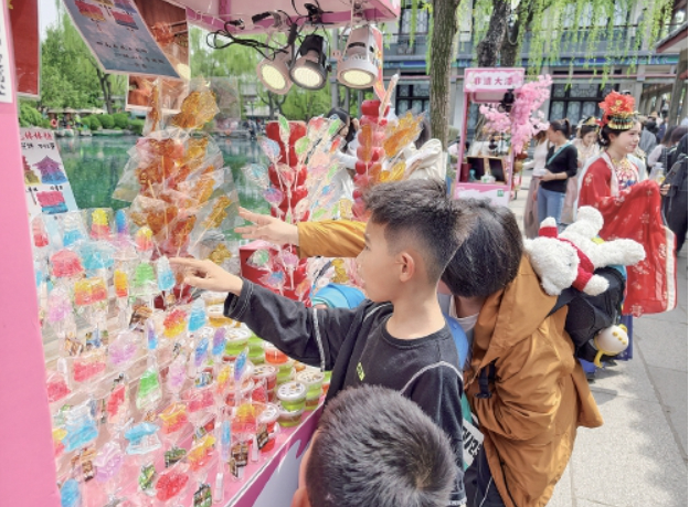 济南各景区游人如织 春日经济持续升温