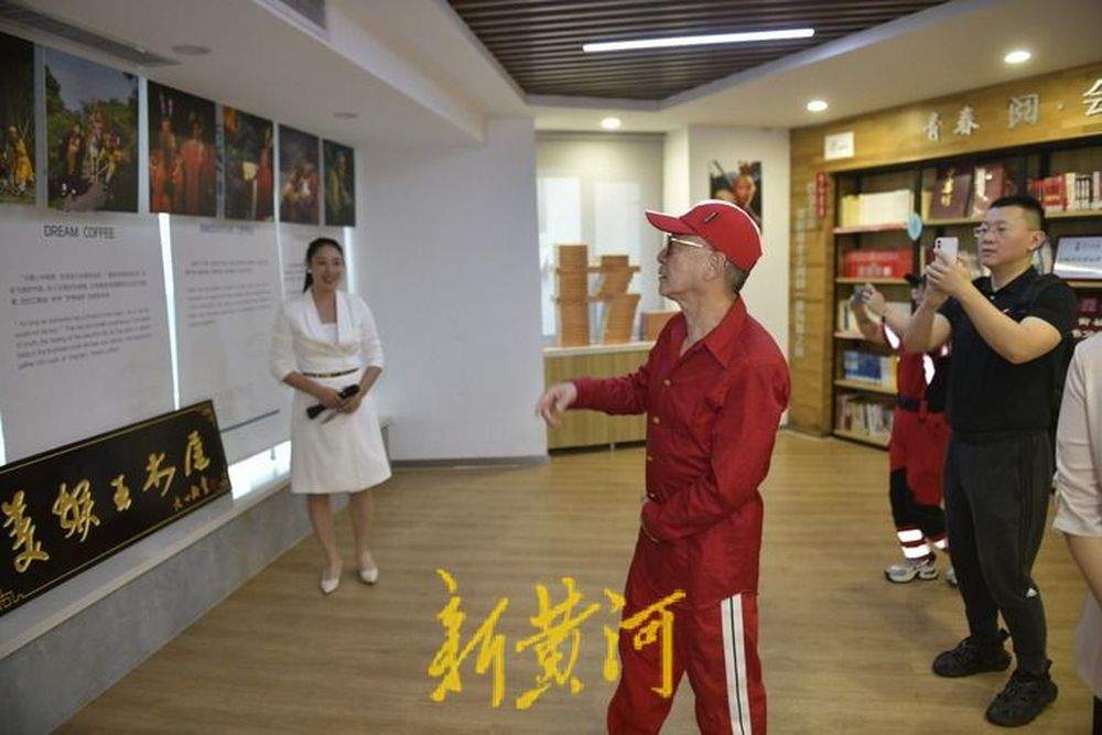 六小龄童现身泉城，为济南首家“美猴王慈善公益书屋”揭牌