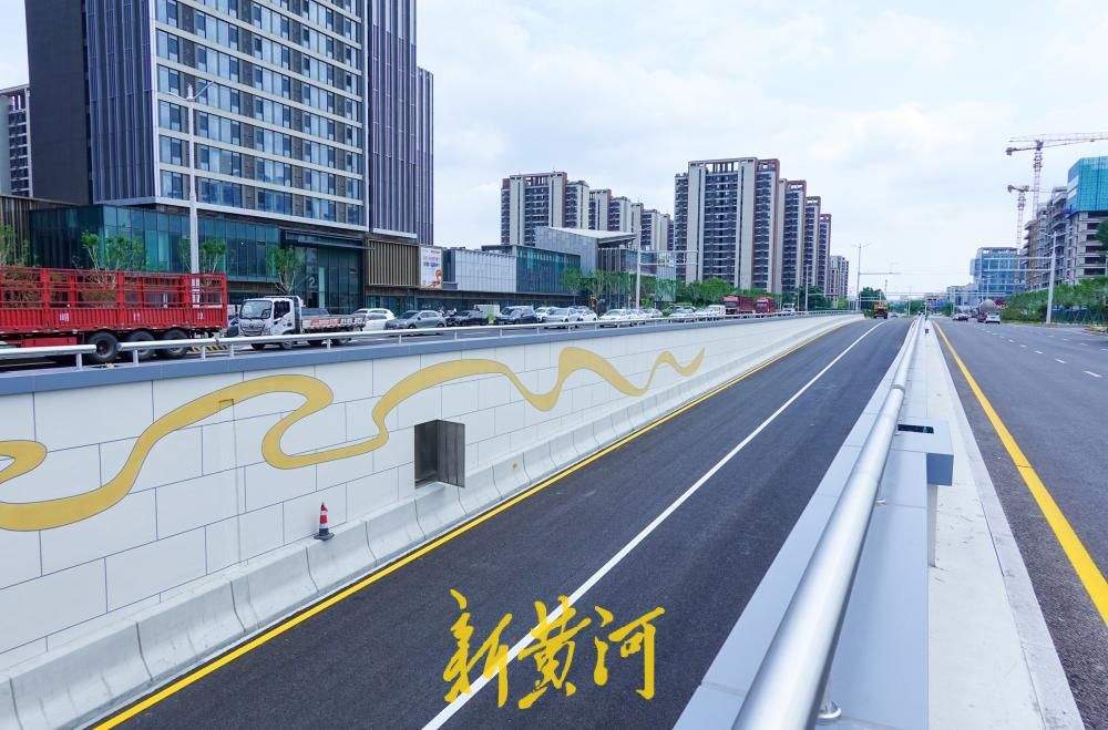 济南黄岗路黄河隧道南口道路建设初具规模 三个出入口交通标识施划完成