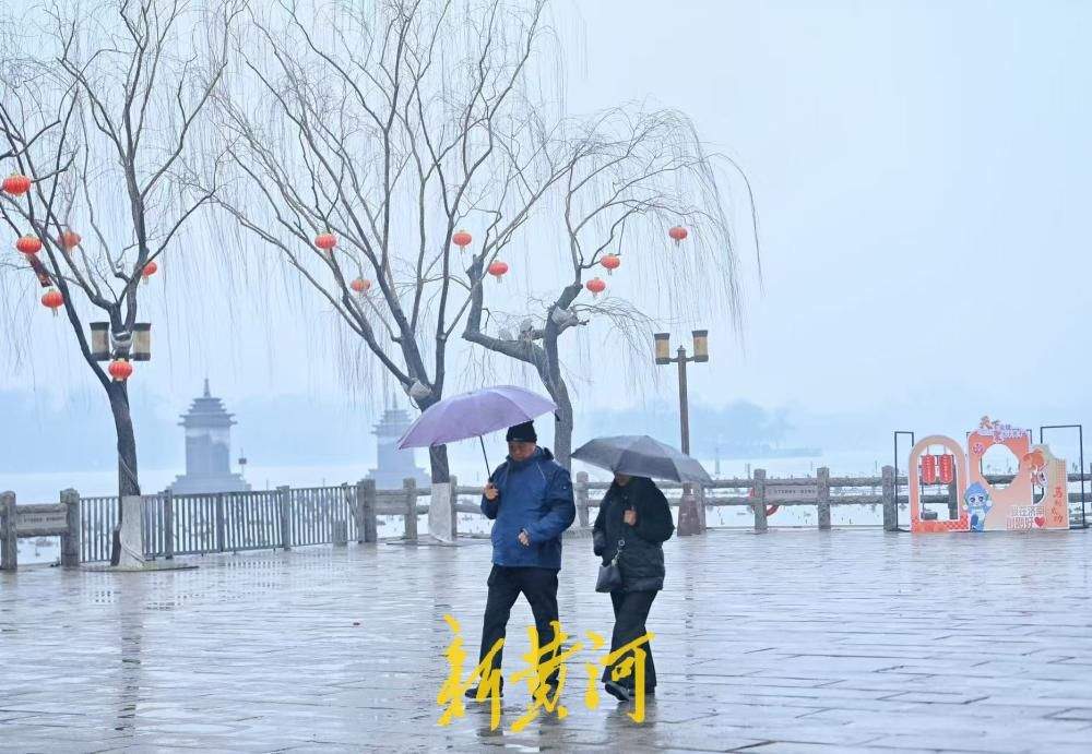 春雨落济南明湖 薄雾朦胧醉游人