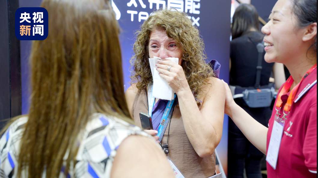 广交会暖心一幕！中国机器人，帮外国友人重新站立行走