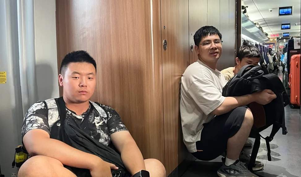 啥情况？老人被叫到派出所，领走28根金条