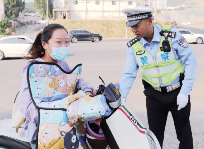骑电动自行车“八类行为”最危险！