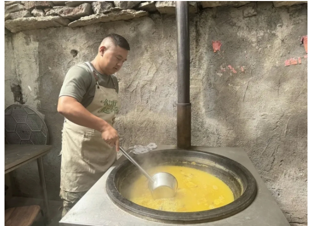济南小伙办起暖心食堂 一年让近百位老人免费吃午饭