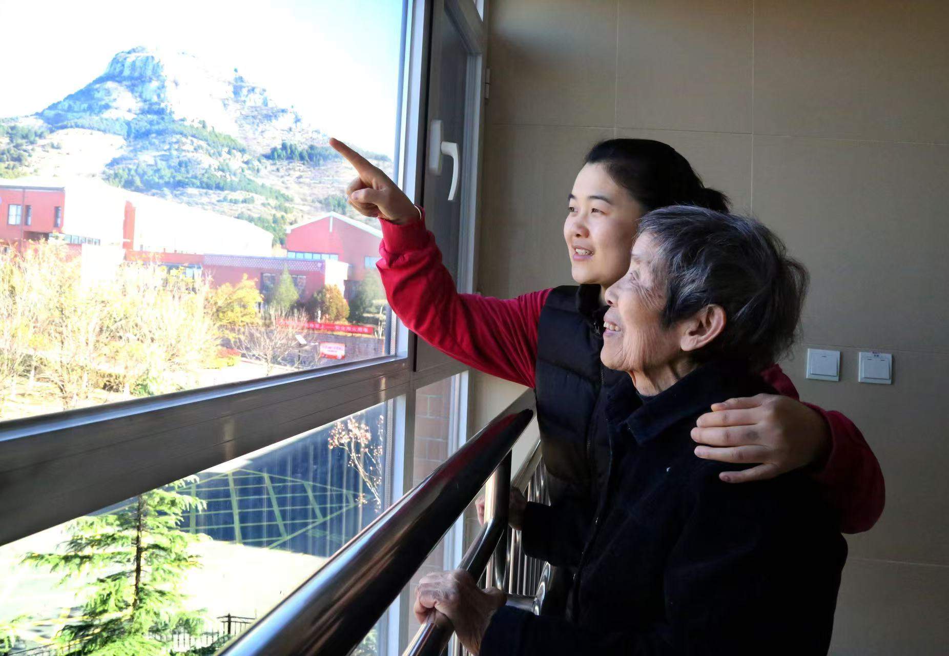 融媒·先锋｜“00后”护理员和她的“银发天团”——在暮年里播种春天