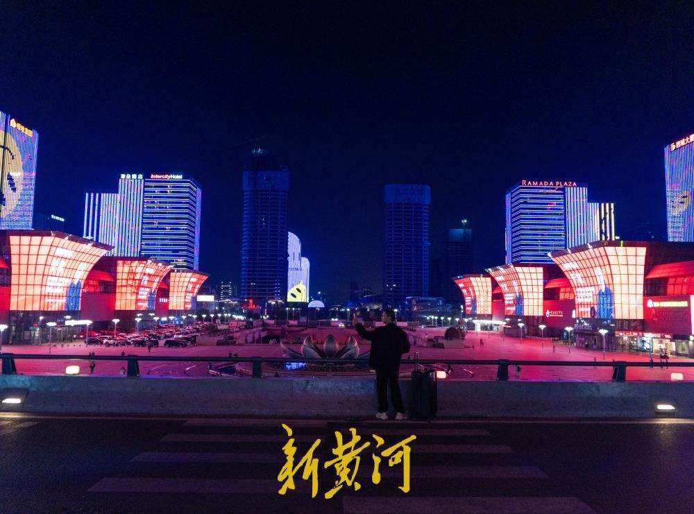 济南西站大屏致敬国之脊梁！他们才是值得仰望、世代铭记的顶流明星