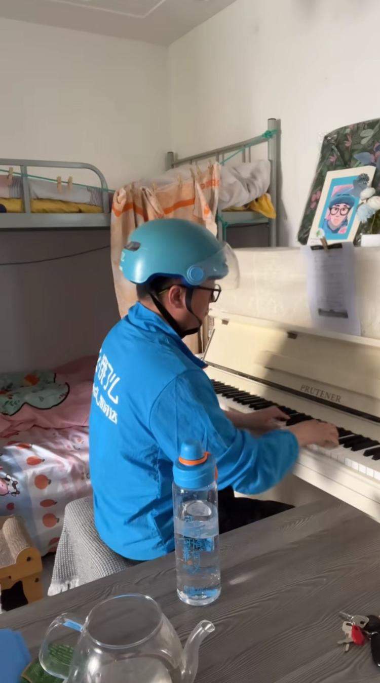 那个爱弹钢琴的外卖小哥 终于还清了200万欠债