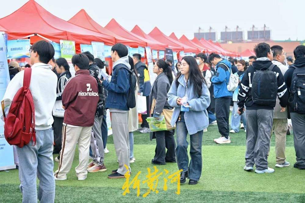 2026年驻济高校毕业生就业双选会举办，近万名高校毕业生入场求职