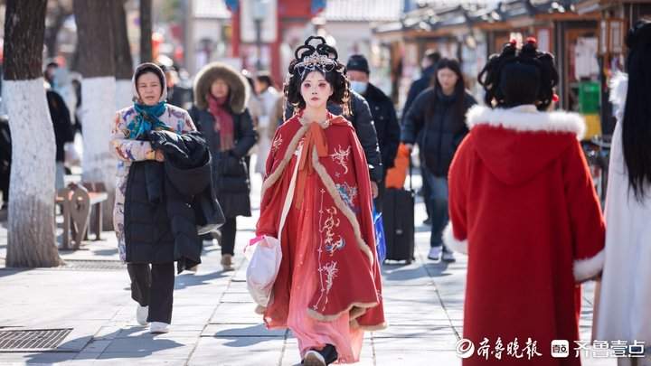 寒潮中的古风丽影：明府城中汉服女孩定格青春美好