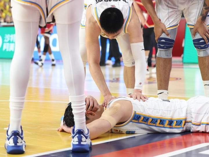 中国篮协裁委会：将严抓危险动作