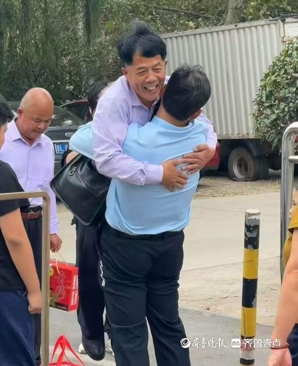 身高差兄弟认亲后相聚山东，哥哥跨700公里只为去弟弟长大的地方