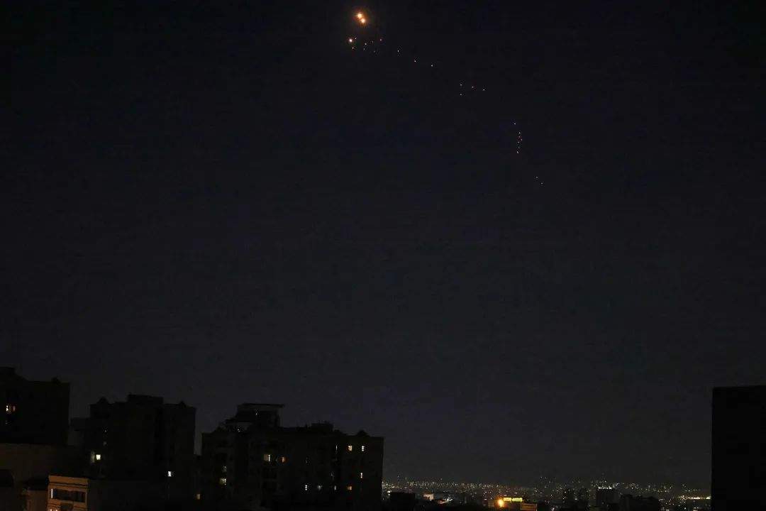 伊朗发射超百枚导弹报复！以伊局势最新消息