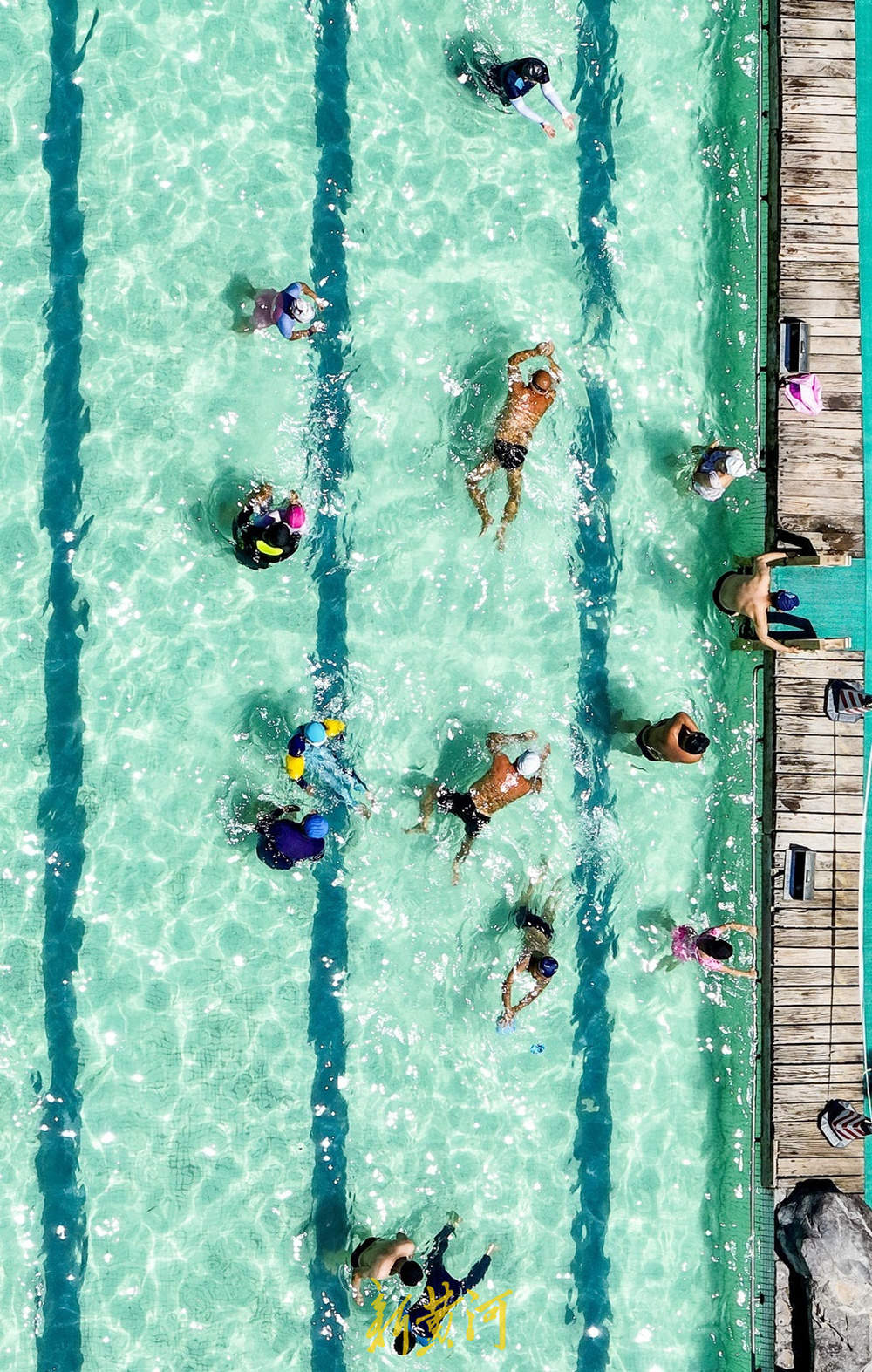 泉城持续高温天气 泉水冲浪享受夏日清凉