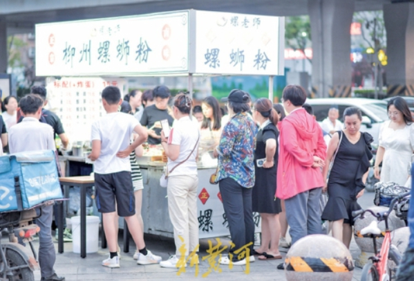 最高峰时150多人排队，济南这家地摊螺蛳粉火了 有何魔力?