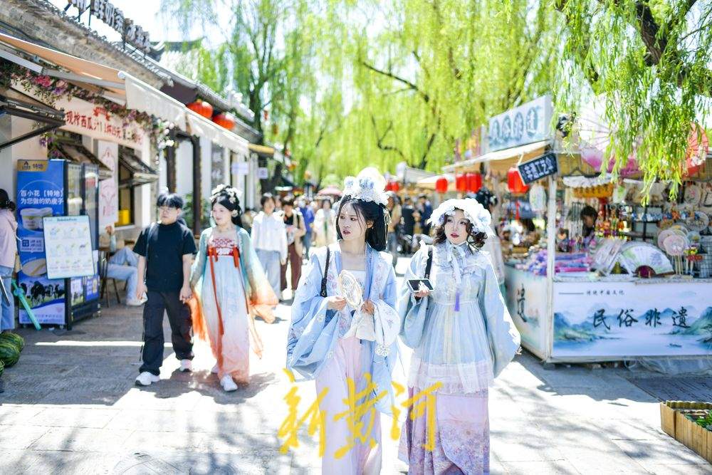 一年四季 泉在济南｜入乡随“服”，游客身着汉服沉浸式感受泉城人家文化韵味