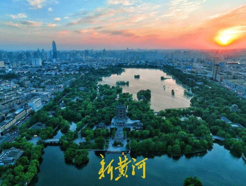 晚霞染醉大明湖