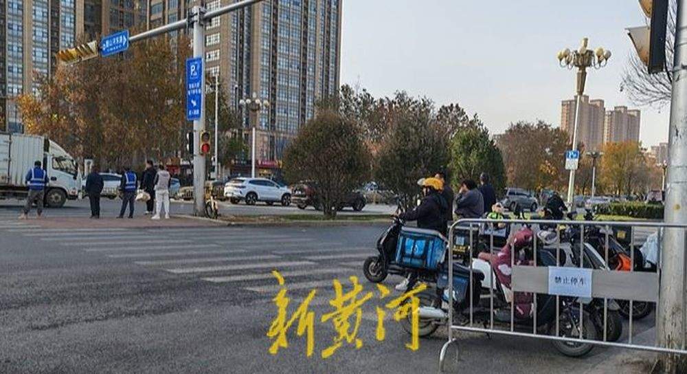龙湖济南西城天街门前设围挡，经十路辅路车辆无法右转？回应：为疏导交通，已获交通部门许可