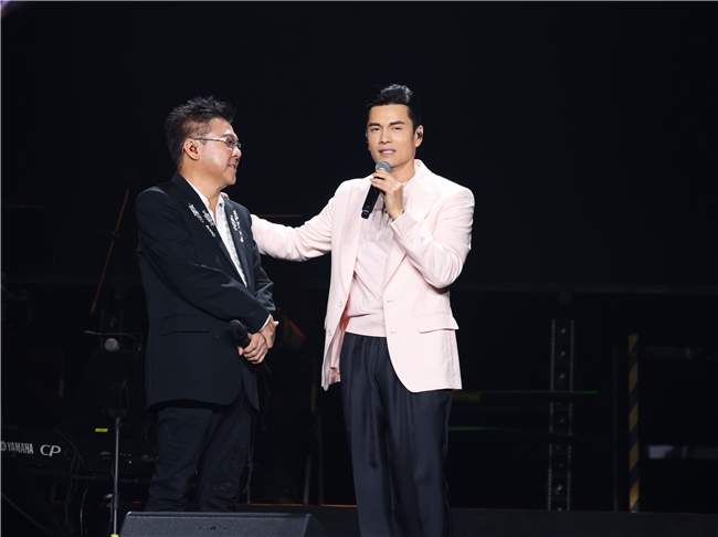吕良伟惊喜现身姜育恒演唱会 ,两位岁月传奇声身不息