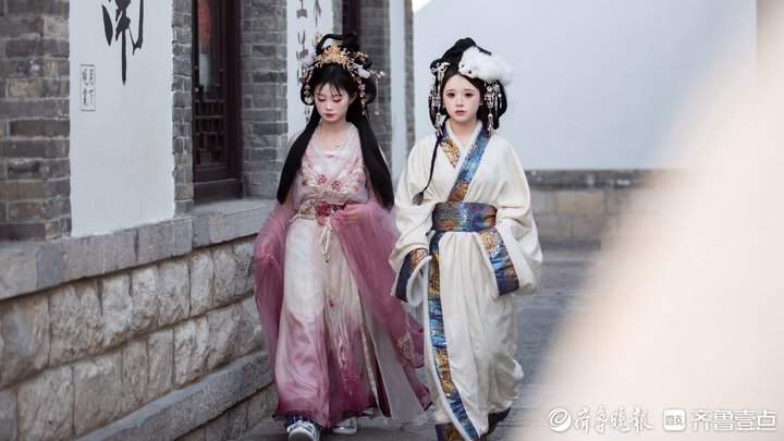 寒潮中的古风丽影：明府城中汉服女孩定格青春美好