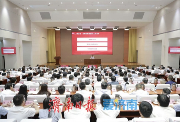 刘强到市委办公厅讲深入贯彻中央八项规定精神学习教育专题党课 深入贯彻中央八项规定及其实施细则精神 以过硬作风不断开创“三服务”工作新局面