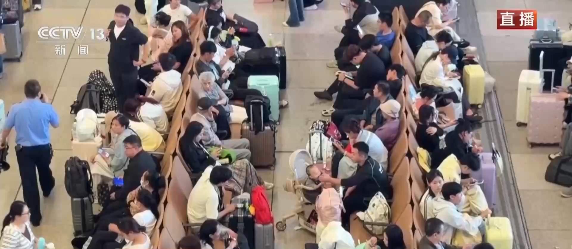 各地迎来返程高峰 部分车次尚有余票