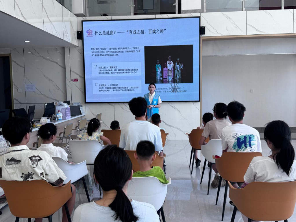 南通大学杏林学院昆韵予安实践团开展“雅韵润少年，昆声传文脉”主题宣讲活动
