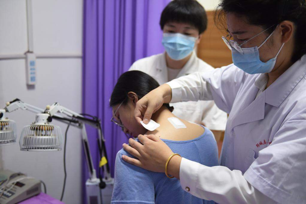 三伏贴“圈粉”年轻人 专家提醒莫当成“许愿贴”