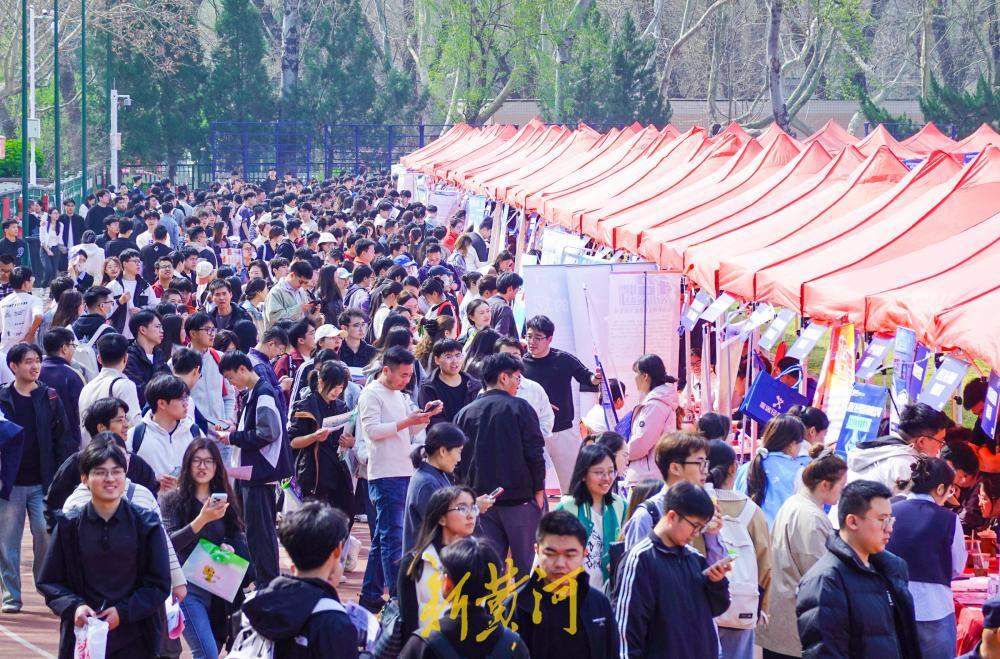“选择济南 共赢未来”驻济高校双选会举行 300余家企业提供岗位上万个