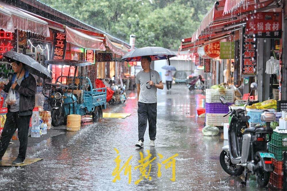 泉城迎秋雨 傍晚的农贸市场烟火气不熄